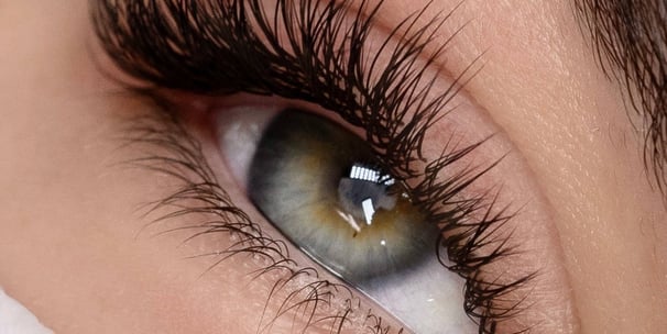 alt="mobile lash technician applying lashes in London home"