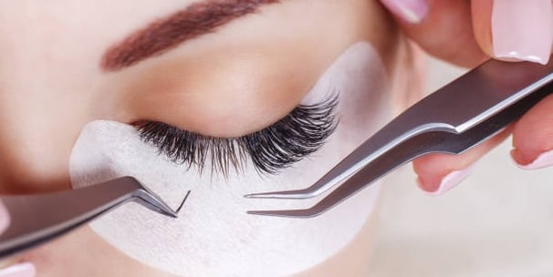 alt="mobile lash technician applying lashes in London home"