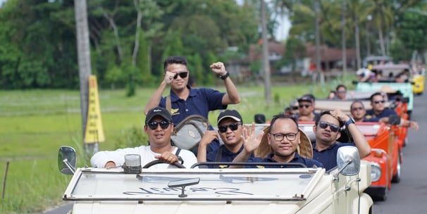beberapa orang sedang menaiki mobil