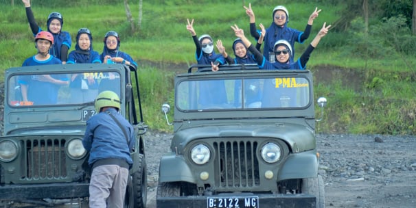 beberapa orang sedang menaiki jeep