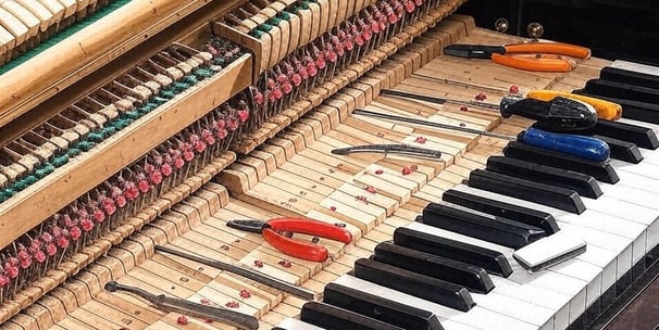 Nuestro técnico experto de pianos con 20 años de experiencia le devolverá a su piano su máximo