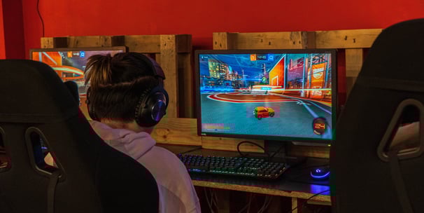 Un gamer en train de jouer à Rocket League sur un ordinateur gaming