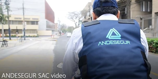 Agente de Seguridad Privada recorriendo empresa