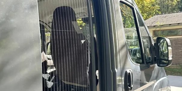 vue de l'extérieur siège passager d'un camping cars