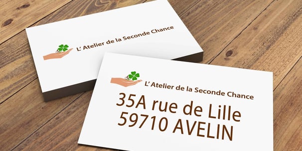 carte de visite recto et verso sur une table en bois