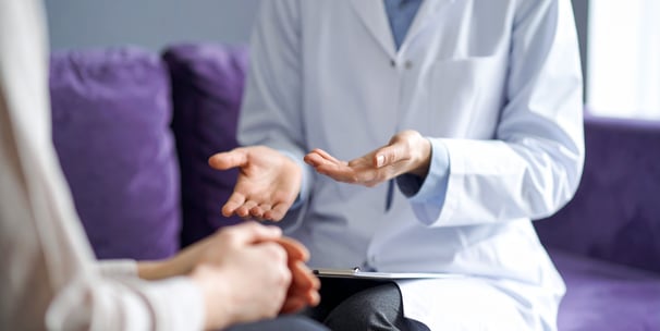 Médico explicando el tratamiento a su paciente