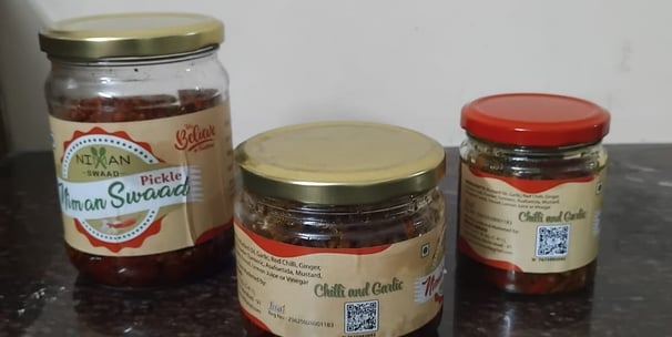 A fusion of Garlic, Raw Red Chilli and spices.