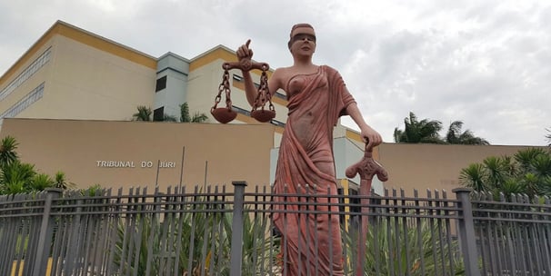 Estátua da deusa Themis no fórum Heitor Medeiros em Campo Grande