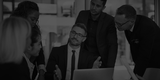 pessoas do corporativo trabalhando