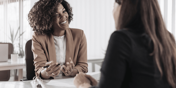 Mulher prestando consultoria a outra mulher