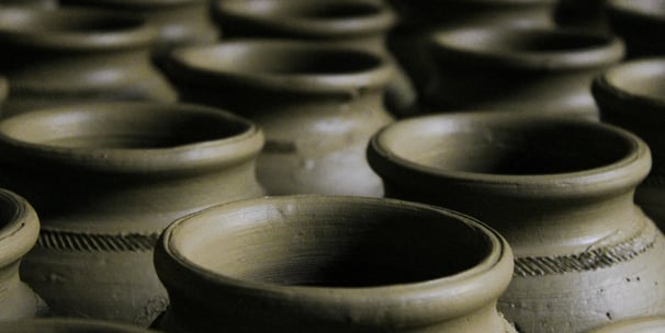 Pots en argile alignés, symbole d’un chemin thérapeutique progressif, structuré et transformateur