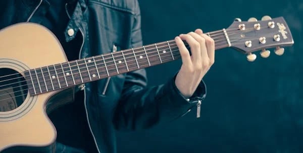 Musico tocando la guitarra