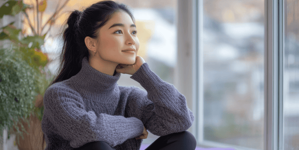 Una mujer sentada, se ve tranquila, probablemente tiene control y equilibrio de emociones