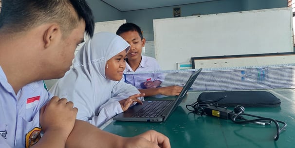 Anak SLB Negeri Colomadu menggunakan Chrome Book