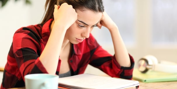 chica estudiando