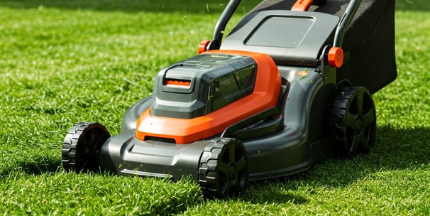 Sekání trávy akumulátorovou sekačkou.
