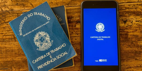 Carteira de Trabalho fisica ao lado de uma carteira Digital