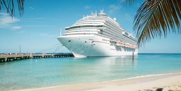 Navio magnífico atracado na costa para embarque de passageiro para uma experiência de cruzeiro em alto mar