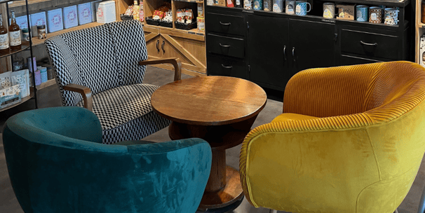Espace esthétique coloré avec trois chaises et une table illustrant un cadre de mentorat inspirant