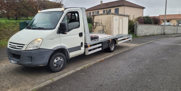 une dépanneuse garé sur le trottoir