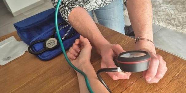 prise de tension, soins à domicile agde