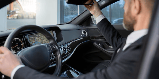 Chauffeur privé en service, au volant