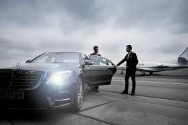 Chauffeur privé prenant en charge un client à l'aéroport