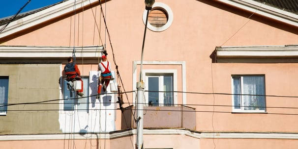 Aukštalipiai tinkuoja aukštai esančią pastato sieną Klaipėdoje