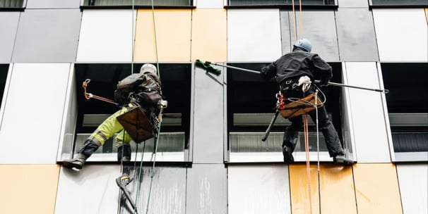Aukštalipiai plauna purviną pastato fasadą aukštuminėmis technologijomis Klaipėdoje