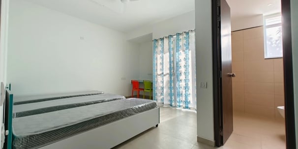 Triple-sharing Cozy and Modern room