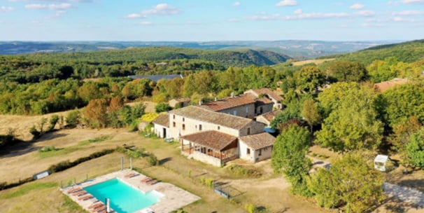 Gite de groupe avec une piscine