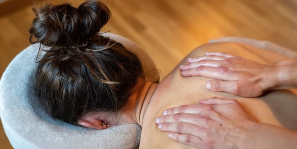 Zoom sur mains parallèles massage du dos avec femme