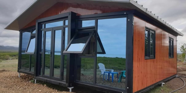 Tiny house installé sur vis de fondation