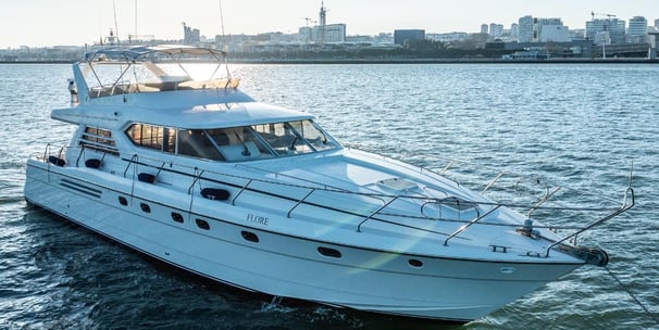 Exemple de Yacht que nous avons en location pour des excursions à Lisbonne