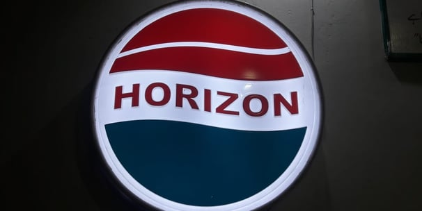 a sign that says horizon