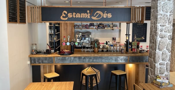 Bar de l''Estami'Dés en bois et chaises hautes de comptoir
