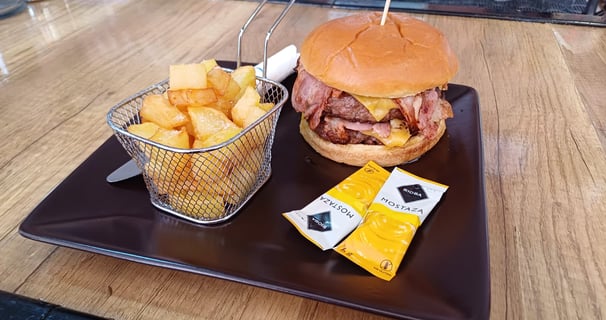 Hamburguesa con dos carnes, bacón frito, doble de queso