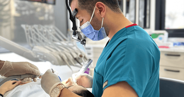 Girne, Kıbrıs’ta uzman diş hekimi Dr. Dt. Kemal Güldüren | Diş teli, ortodonti, şeffaf plak.
