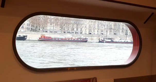 Vue du fleuve à travers un sabord oblong