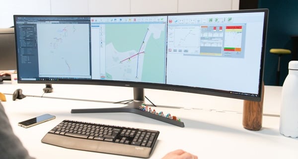 photo d"un PC dans le bureau d'étude pour la fibre optique