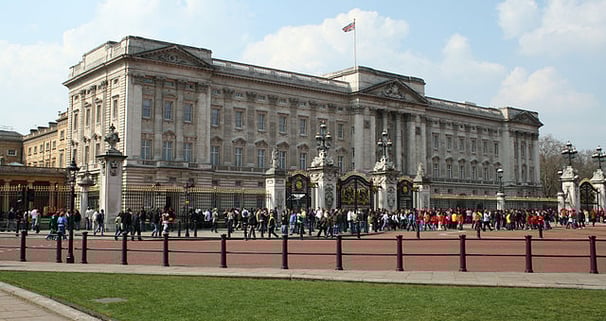 Buckingham Palace in London – official residence of the British monarch and iconic sightseeing spot