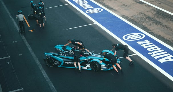 Prototipo celeste e nero durante gara nei box