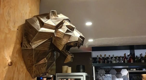 statue de la tête de lion exposé à courchevel