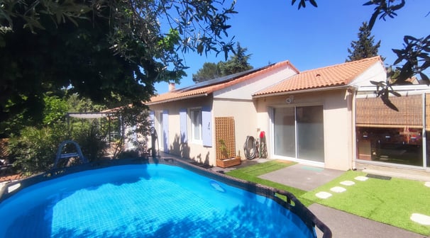 piscine et vue sur la maison