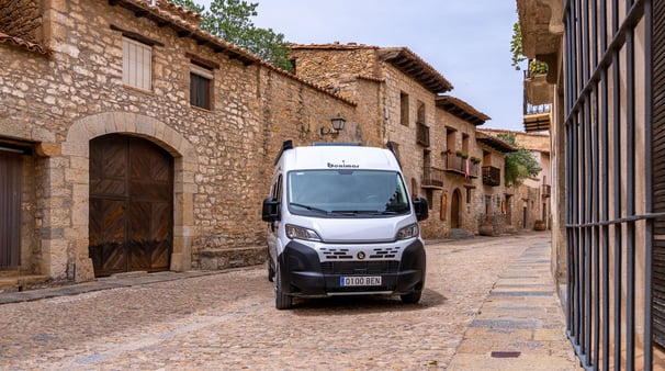 furgoneta camper para alquilar aparcada