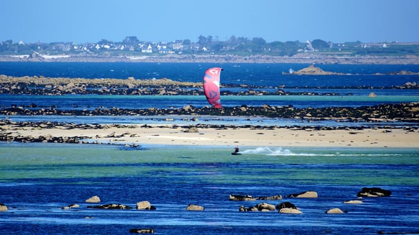 Kitesurfeur dans la baie de Goulven