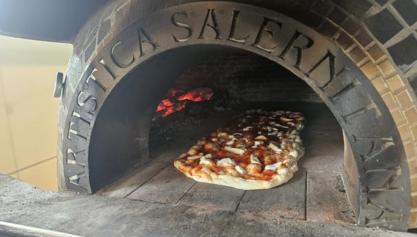 Forno a legna tradizionale per pizza artigianale da AndrèsRosa Pizzeria in Alseno