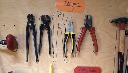 Werkzeugwand mit Zangen in der Kinderwerkstatt