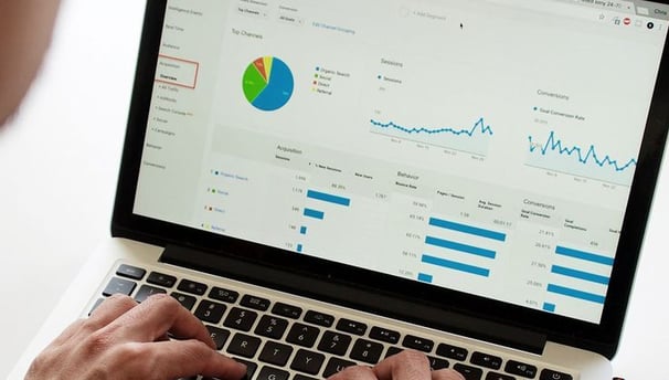 Informe detallado con resultados de estudios de mercado y recomendaciones estratégicas para la toma de decisiones