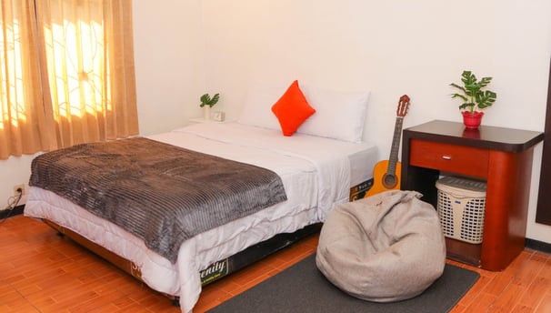 Kamar Superior Kost Eksklusif Cozynest Siwalankerto AA6 Surabaya dekat Universitas Kristen Petra